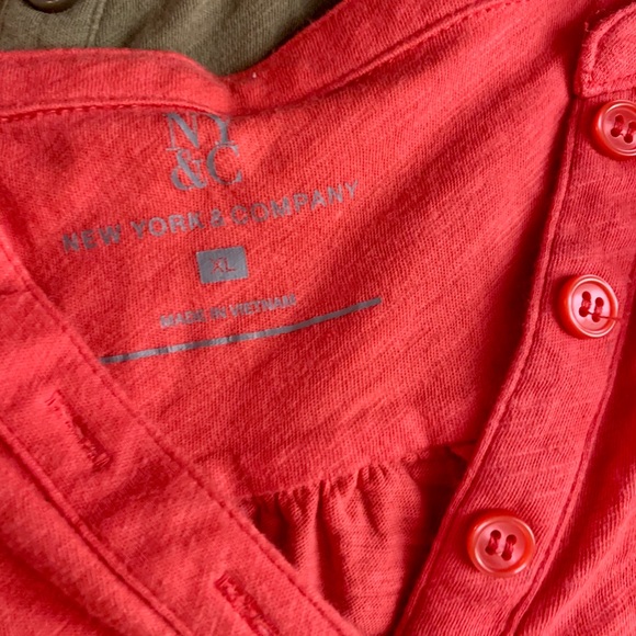 Set of 2 New York and Company sleeveless tops - Picture 2 of 3